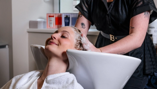 KADERNÍČKA RADÍ: AKO SI SPRÁVNE UMÝVAŤ VLASY?